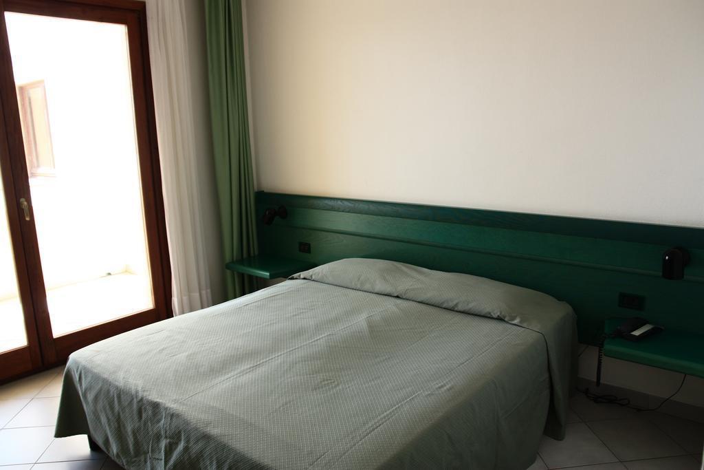 Hotel Miralonga Ла-Маддалена Экстерьер фото