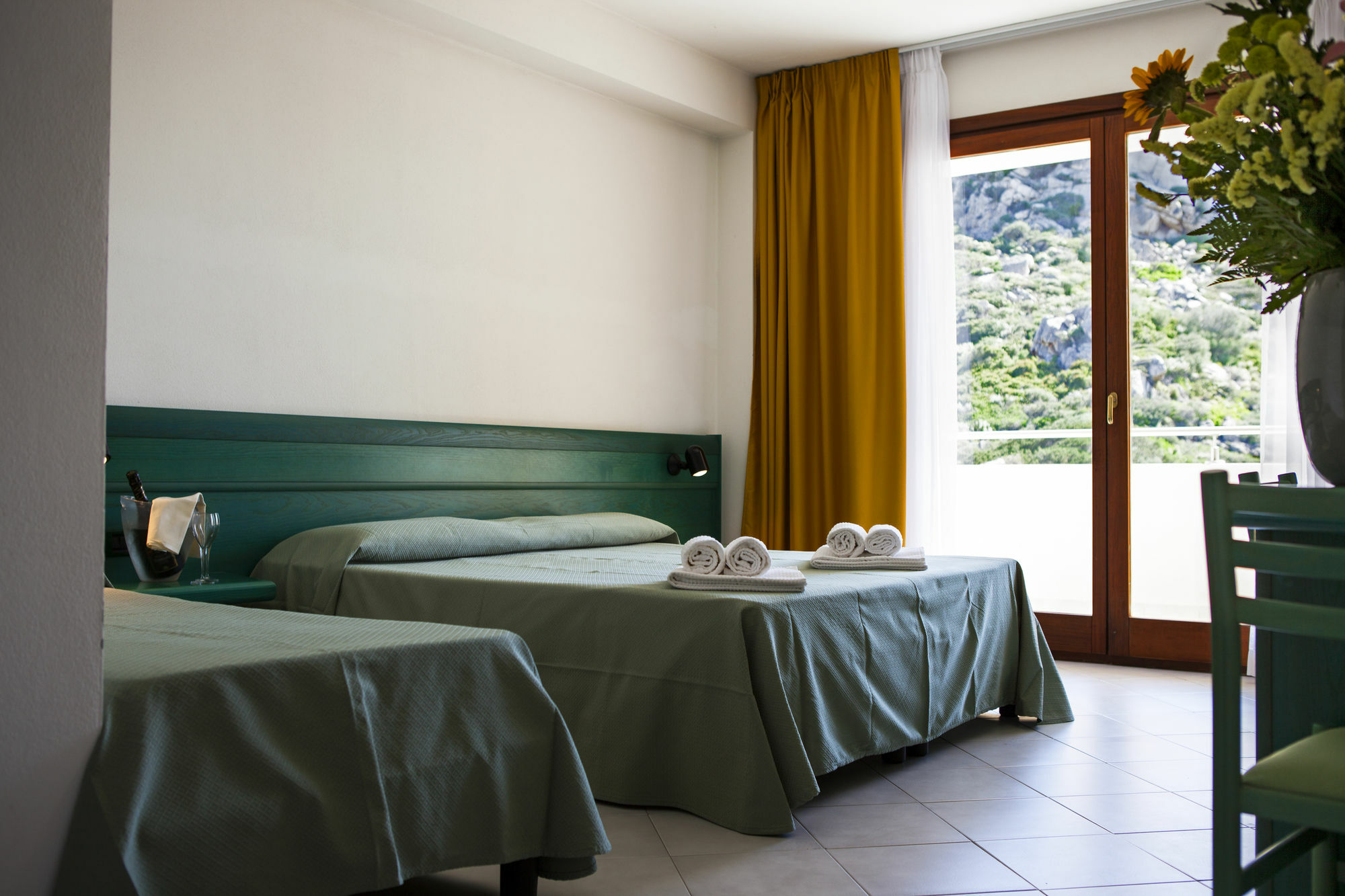 Hotel Miralonga Ла-Маддалена Экстерьер фото