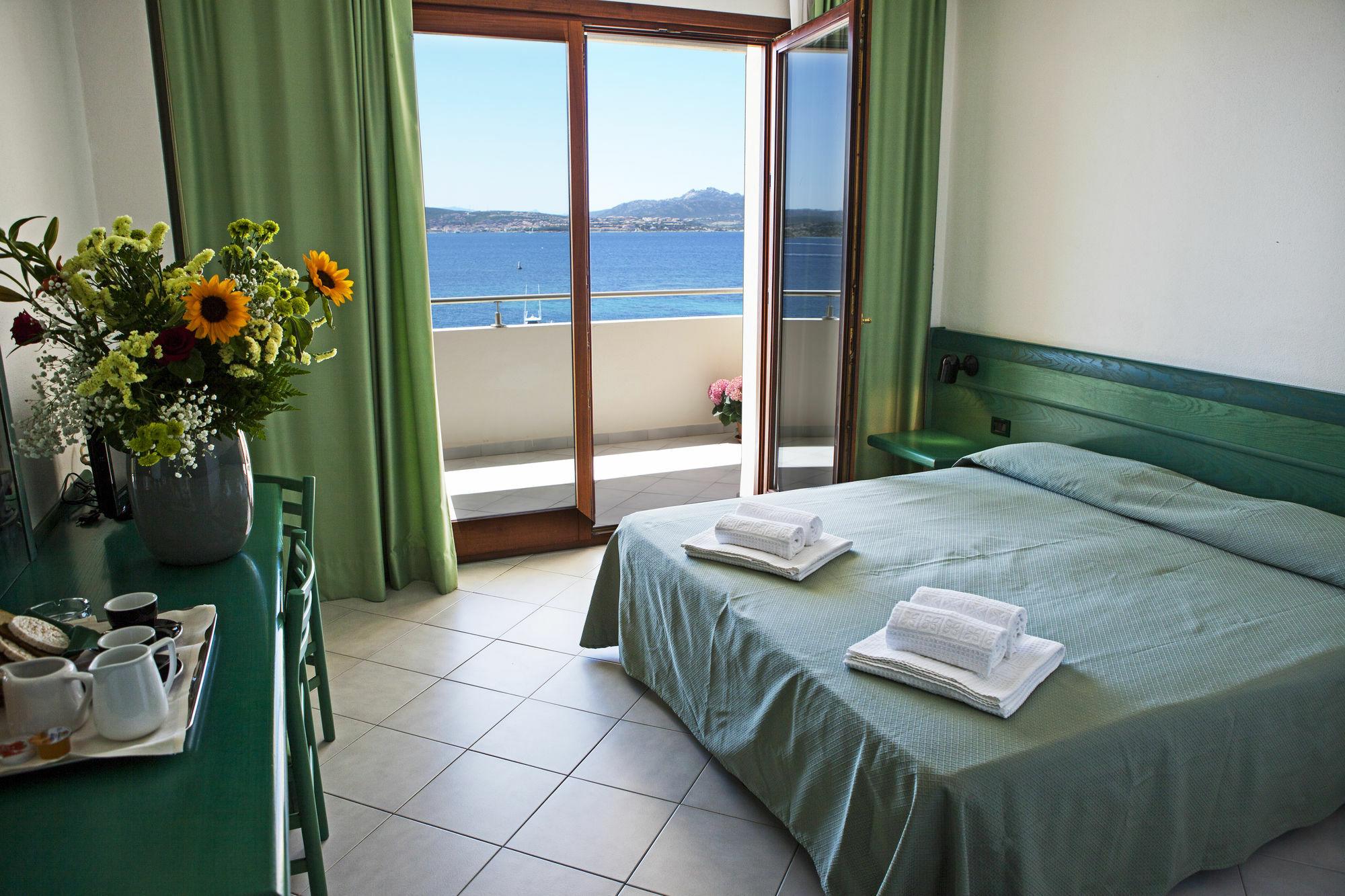 Hotel Miralonga Ла-Маддалена Экстерьер фото